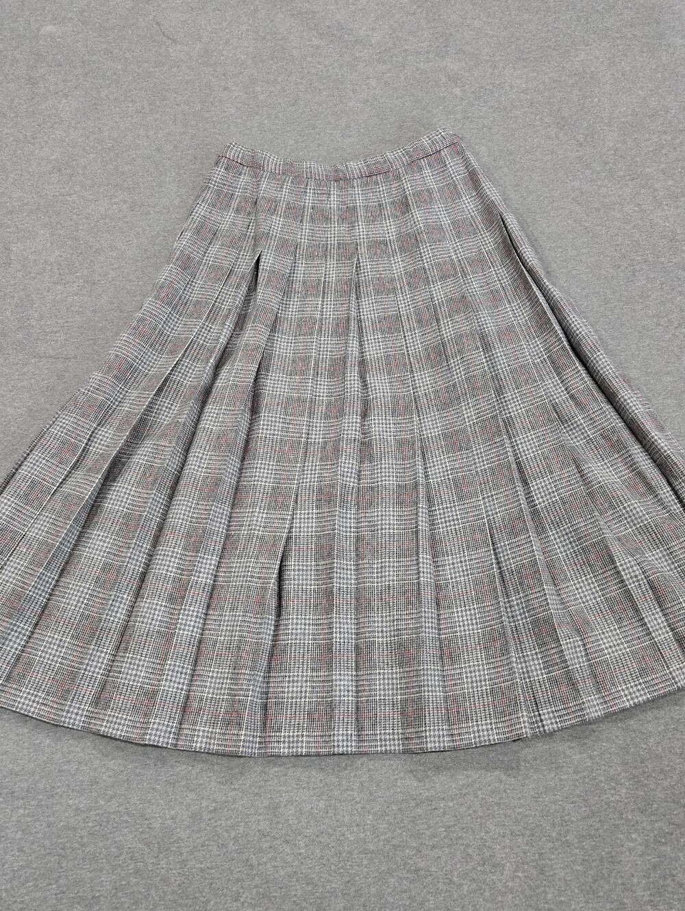 Vintage Pendleton 100% Virgin Wool Pleated Skirt Women's Size 12 Gray Red Plaid